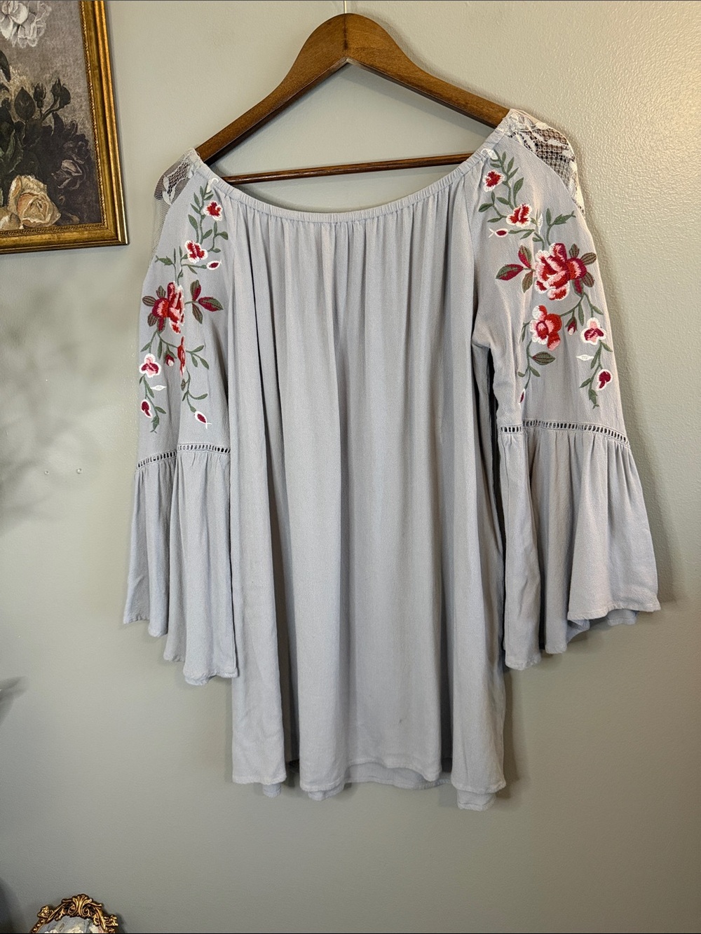 Altar’d State Embroidered Floral Bell Sleeve Peasant Blouse Gray Size Small - Picture 8 of 8